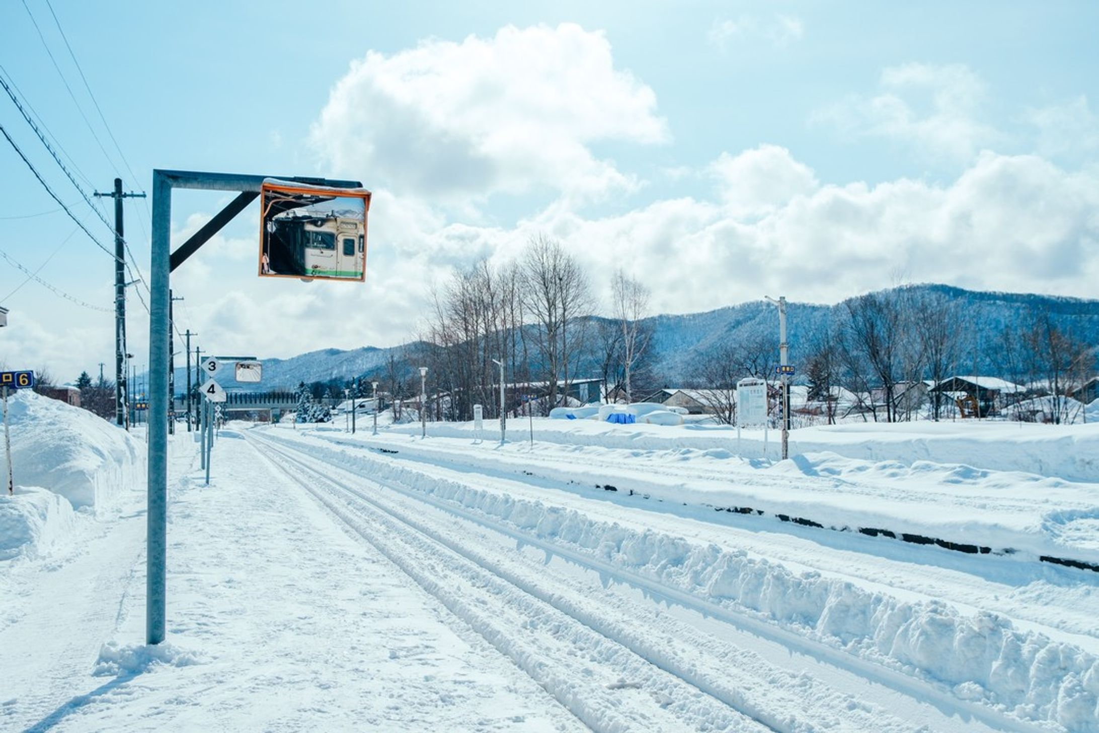 ⠀
【 北海道・上川町での移住生活日記 🏷Vol.20 】

GENICの企画で、上川町の暮らしを綴っていきます❄️
⠀
〰
⠀
１枚目：晴れた日のJR上川駅。北海道はとにかく広いのでメインの移動は車ですが、上川町はJRが通っているので、車がなくても旭川や札幌まで遊びに行くことができます。

２枚目：この日乗ったのは、旭川に向かう列車。上川駅が始発だったので、早めについて運転席からの景色を撮影。映画の一コマみたいな風景でした。

３〜４枚目：車窓からの景色。晴れた日は、ただ列車に乗っているだけで絵本の中のような眺めを楽しめます。川の一部が凍って雪が積もっている様子は、何度見ても美味しそうと思ってしまう。

５枚目：駅の近くで見かけた氷のキャンドル。コロナからの復興の祈りをこめて、町のあらゆるところでアイスキャンドルが灯されました。夜の写真はまた後日載せます！

６〜１０枚目：空がきれいだったので近所を散歩。この日の‪雲はちょっと夏っぽかった。

⠀
#KAMIKAWORK
#genic_japan
#プチ移住
#北海道移住
⠀
#北海道
#上川町
#層雲峡

#hokkaido #hokkaidosgram #ひみつの絶景北海道 #行き先は北海道 #홋카이도 #홋카이도여행 #hibi_jp #todays_blue_collection #冬の北海道 #北海道の冬-1