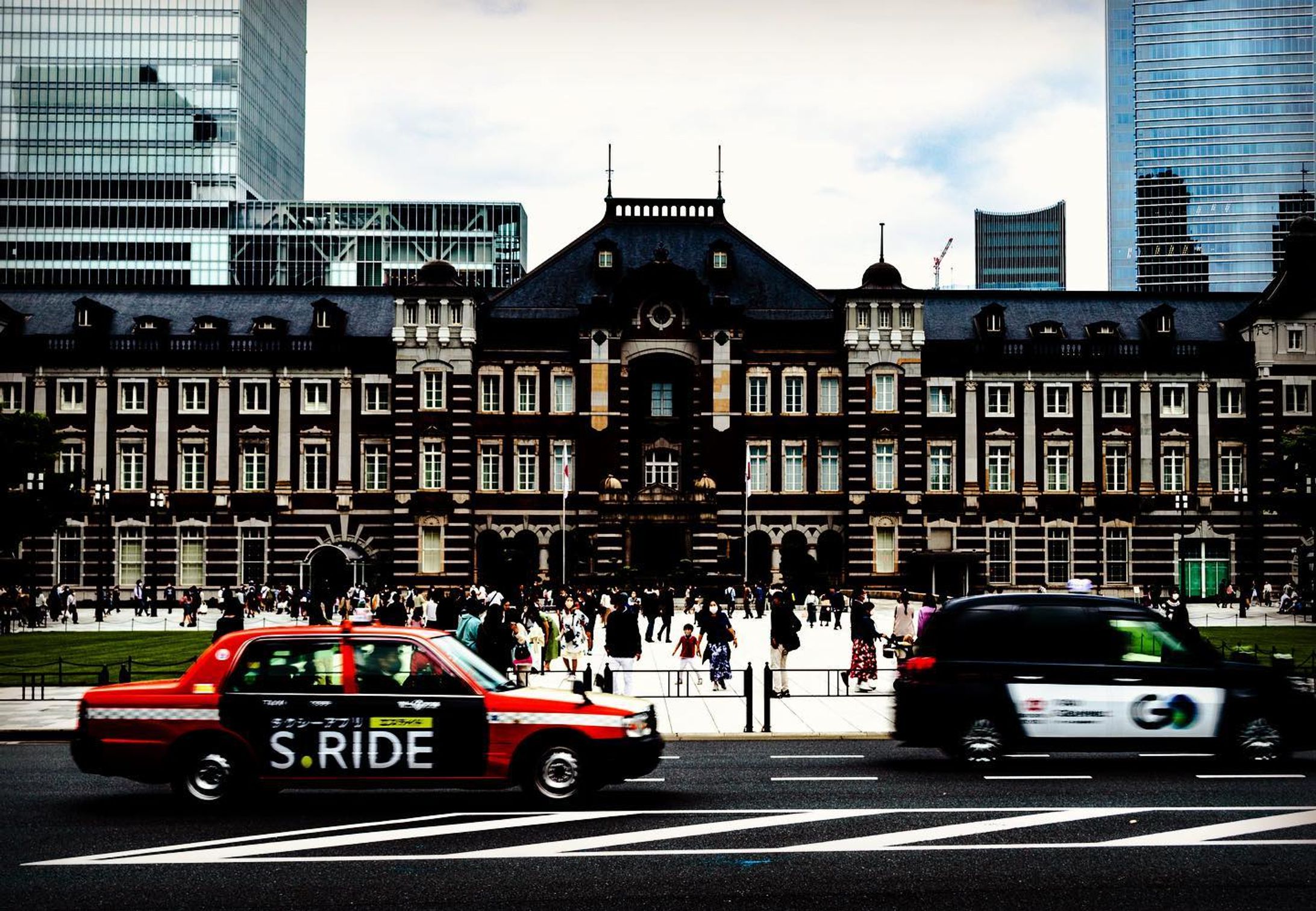 東京駅
Tokyo station 
-----------------------------------------
location:Tokyo
-----------------------------------------
camera:Nikon D3200📸

#photography 
#japan 
#japancity 
#snapshot
#snap 
#photo 
#photographer 
#photoshoot 
#street
#streetphotography 
#street_photography 
#tokyo 
#tokyostation 
#station 
#lightroom 
#lightroomedit 
#nikon 
#nikond3200 
#写真
#写真好きな人と繋がりたい 
#東京
#東京さんぽ 
#東京駅舎 
#駅舎 
#東京駅
#ビルズ 
#タクシー 
#最近のマイブーム 
#ファインダー越しの世界-1