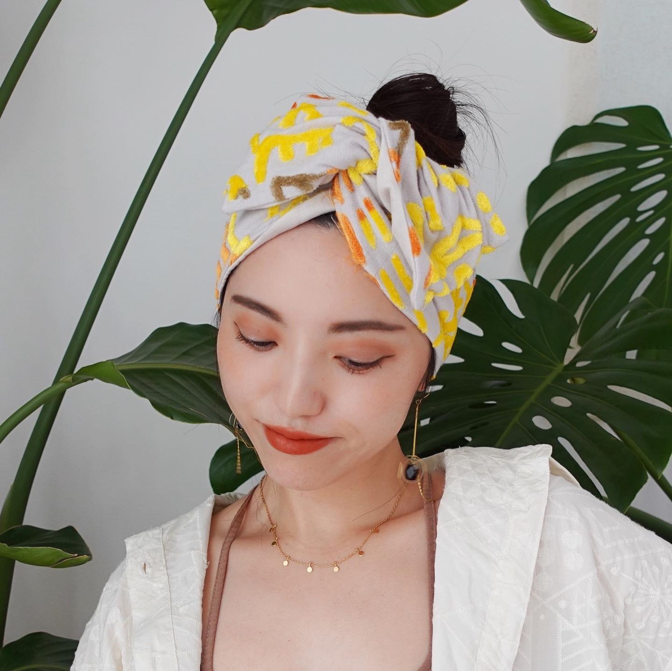 〰️𝑛𝑒𝑤 𝑎𝑟𝑟𝑖𝑣𝑎𝑙〰️
𝑉𝑖𝑡𝑎𝑚𝑖𝑛🍋

ビタミンカラーの立体的なデザインのカバー。
生地はとろん。ととても柔らかくタオル地のような質感です。
ベースが肌馴染みの良いアースカラー。
ホワイト・オレンジ・アースカラーのお洋服によく合うので幅広いコーデに合わせていただけます。

幅は今までのワイドサイズよりも約3cm広く、端先は約3.5cm広く、スカーフを巻いたようなボリューム感を出したり、サイドを織り込むと細くなったりと自由自在にアレンジ可能！

サイドはQPPA®︎オリジナルチャームがキラッと光り高級感をプラスしています。

〰️ターバンのご購入は〰️
✔︎以下のInstagramプロフィールリンク
@qppa.ii
@ii_mnm_lp

▶︎Creema 🔎QPPAで出てきます
▶︎minne 🔎QPPAで出てきます
💌ご購入方法が分からない場合はDMにてお尋ね下さい♡

.
.
.
.
#キュッパ #着せ替えターバン#ビタミンカラー #ビタミンカラーコーデ #エスニック #着せ替えターバン #日本製 #madeinjapan  #ターバンアレンジ #ターバン #ターバンヘア #ターバンコーデ #ヘアアレンジ #ヘアアクセサリー #ヘアアクセ #ヘアバンド#海 #湘南スタイル #茅ヶ崎市 #茅ヶ崎 #ヘアケアグッズ #時短ヘアアレンジ #ワイヤーターバン-1
