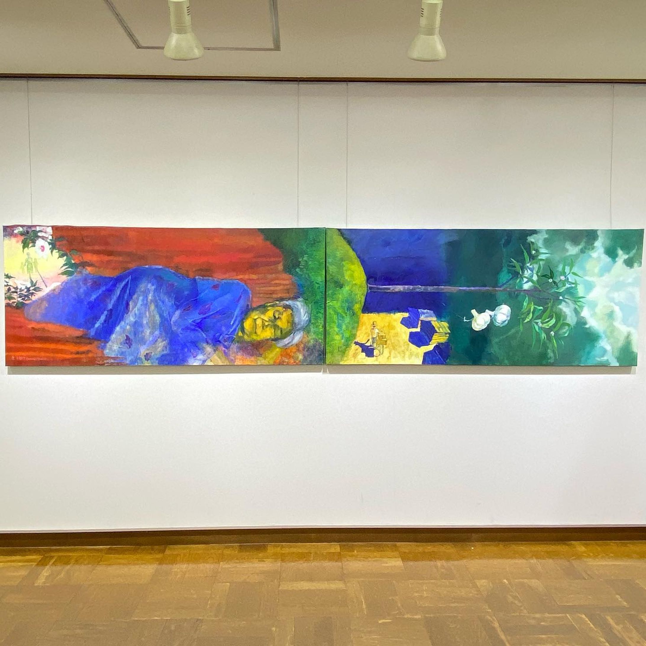 “Return to Soil and Fragrance“
320cmx70cm Oil on Canvas 2022
A fragrant wood known as agarwood was the starting point for this project, which looked back on the life of my grandmother, who was zainichi*. The beautiful fragrance of agarwood is produced when sap covers damage that happens while the tree is still alive, the sap then ferments in the soil and water, sometimes for more than 100 years.
My grandmother, who came to Japan from Korea at the age of eight, also returned to the earth after a lifetime of toil. In the course of her life, my mother was born and I was born. This work is a family history inspired by the fragrance of my late grandmother, who passed on a fragrance for the future. 

by MiranRin

「土に還る、そして香る」

「沈香」という香木を手がかりに、 在日という自分のルーツである祖母の人生を振り返りました。 沈香の美しい香りは、生木の時についた傷を樹液が覆い、 土や水の中で時には100年以上もの年月を重ねて その樹液が発酵されることでうみだされます。
8歳で朝鮮半島から日本に渡った祖母もまた、長い労苦の月日の後に 土に還りました。彼女の人生を通じて、母たちが生まれ、自分がおります。 未来への香りを残して眠った祖母の香りをイメージして描いた 家族史的作品になります。

※*※※*※* ※*※※*※*

【林美蘭展示のご案内】
ギャラリー・いなげ企画展
「創造海岸いなげ展」
2023年2月2日(木)ー19日(日)
09:00-17:15 最終日15時まで月曜休み　入場無料
〒263-0034
千葉県千葉市稲毛区稲1-8-35
043-248-8723

林美蘭在廊予定
①9日(木)10:00-15:00
ライブペイント@ギャラリー・いなげ1階ロビー
②12日(日)10:00-15:00
会場におります

『「女という現象」をテーマとして，2019年以降描いた作品を集めて展示しています。見られるものから、見るものとして変化した女性像の追求です。

西洋の美術史は*ヘテロセクシュアル男性の視点によって描かれた作品の歴史でした。
その視点から、美の象徴として女性が描かれていました。
私は舟を漕ぎ出してこれまでと異なる視点での女性を描きたいと思っています。
「女性」であること、「女性」とは何を問いながら描いた先に、何某かの美を鑑賞者の皆様へ届けられたら幸いです。

*ヘテロセクシュアル・・・自分の性自認とは異なる性の人に
恋愛感情や性的な欲求が向く人を指す言葉。
ここでは、身体的男性は身体的女性を愛することを当然として
きた価値観を持つ男性のことを指します。』

***

#miranarnartworks
#林美蘭
#miranrin 
#女という現象 

#delphianopencall 
#delphiangallery
#delphianopencall2023 

#アート
#アート展
#油彩画
#絵画
#絵画のある暮らし

#千葉
#千葉アート
#稲毛
#ギャラリーいなげ
#創造海岸いなげ展 

#エンパワメント
#インターセクショナル
#フェミニスト
#フェミニズム
#フェミニストと繋がりたい
#フェミニストアート　
#わきまえない女-1