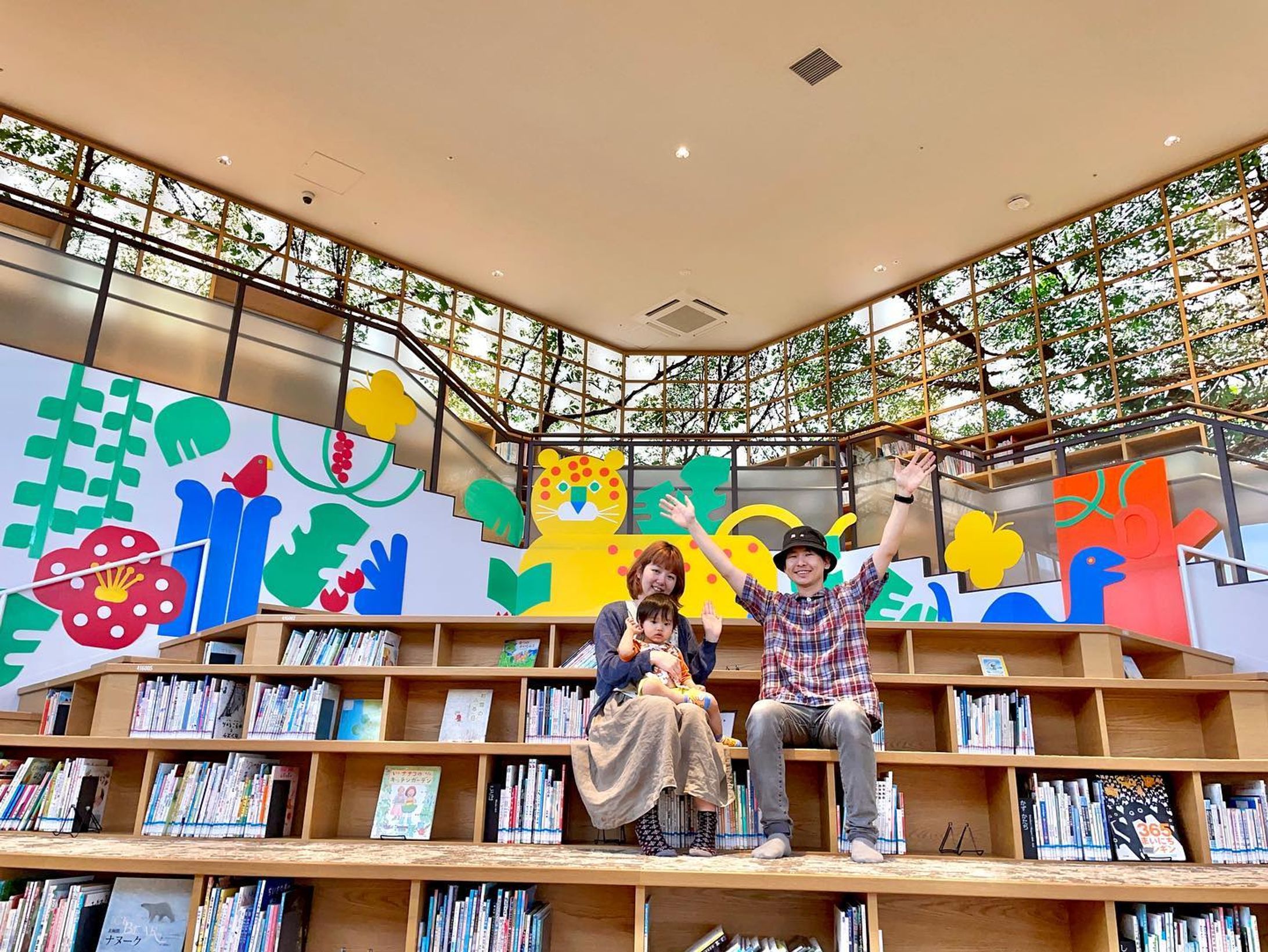 夏休み個展イベント『こどもとしょてん』が終了しました。

10日間で800人を超える子どもたちがスタンプラリーに参加してくださったそうです...！✨イベントを通して本の貸し出しも増えたと聞いて、みんないろんな本に出会えたんだと思うと嬉しくなりました((☺️📚))たくさん遊んでいただきありがとうございましたー！
搬出は1歳の息子も一緒に手伝ってくれました😆がんばったね！
.
.
.
今回、3Dプリンターでパズルやゲームを制作いただいた「lositoloca DWARF」(@lositolocadwarf )のチームのご協力によりイベントが実現できました。ありがとうございます。
そして和歌山市民図書館のスタッフの皆さま、企画をご一緒していただけたことで自分たちの想像を超える楽しいイベントを作り上げることができました。3周年を迎えた特別な時期にお声がけいただきありがとうございました。
.
.
.
ーーーーーーーーーーー
和歌山市民図書館3周年イベント ( @wakayama_civic_lib )

ロシトロカ企画
『こどもとしょてん〜サマーブックアドベンチャー〜』
和歌山市民図書館4F「こどもとしょかん」
7/21(金)〜31(月)
9:00〜21:00 最終日17:00

グッズ販売　
蔦屋書店　7/1(土)〜31(月)
ーーーーーーーーーーー
冒険の地図を片手に、こどもとしょかんに隠された5つの宝を探すイベントです。お気に入りの本を探しながらスタンプを集めよう！

#ロシトロカ #lositoloca
#イラスト #イラストレーション
#illust #illustration #illustrator
#illustrationworks #animal
#animalillustration 
#childrenillustration #🐺🐏
#和歌山市民図書館 #夏休み #summervacation #wakayamaciviclibrary #イベント #スタンプラリー #しかけ絵本 #picturebooks #picturebookart #こどもとしょかん #こどもとしょてん #パズル #3dプリンター-1